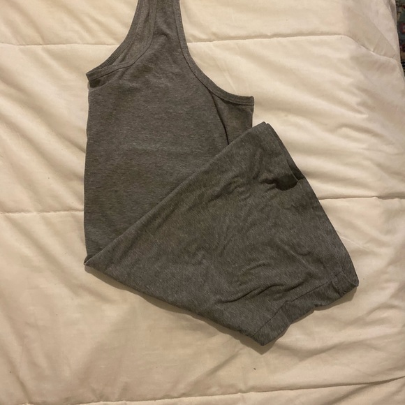 Bundle of 4 summer tanks! - Picture 7 of 10